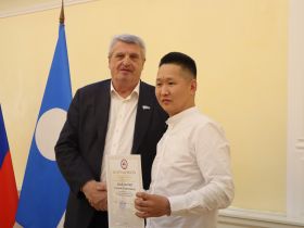 В Якутске презентовали книгу о Гавриле Никифорове — Манньыаттаах уола