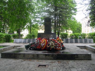 Братское захоронение советских воинов, погибших во время гражданской и Великой Отечественной войн, в числе захороненных - Герой Советского Союза Графов Игорь Александрович (1924-1944)