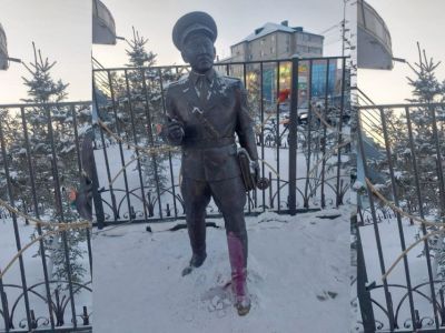 Памятник участковым в Якутске случайно испачкали подростки