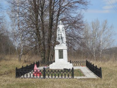 Братская могила воинов Советской Армии, погибших в период Великой Отечественной войны, и мирных жителей, расстрелянных немецкими оккупантами. Захоронено 39 человек, установлено фамилий на 11 человек. Скульптура установлена в 1965 году
