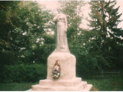 Братская могила воинов Советской Армии, погибших в период Великой Отечественной войны. Захоронено и установлено фамилий на 14 человек. Скульптура установлена в 1968 году