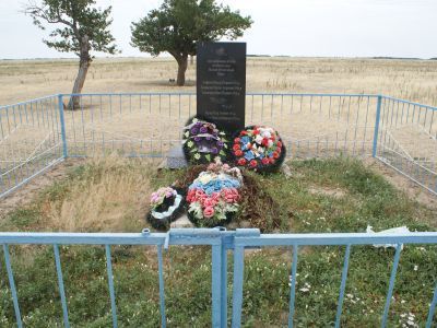 Братская могила летчиков Агафонова и Доможилова, погибших в авиационной катастрофе в период Сталинградской битвы