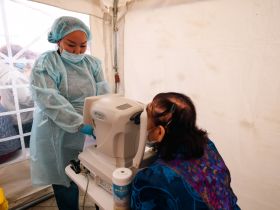 Фоторепортаж: сотни якутян встали в очередь на площади Республики для проверки зрения