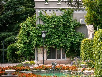 Вазы у фонтана у восточного фасада малого дома