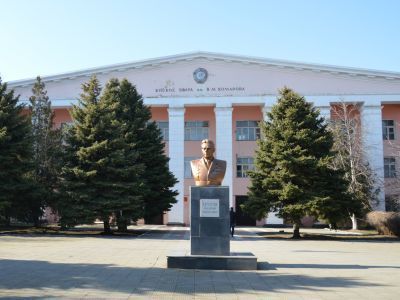 Ейское высшее военное авиационное училище летчиков им. дважды Героя Советского Союза, летчика-космонавта В.М. Комарова, награжденное за успехи в подготовке летных кадров и боевые заслуги перед Родиной орденом Ленина