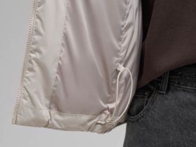 Утепленный жилет с искусственным наполнителем