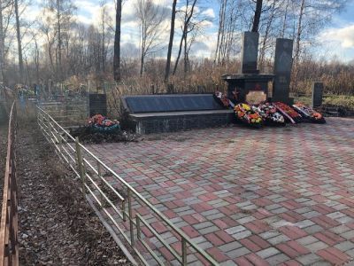 Братская могила воинов Советской Армии, погибших в феврале 1943 года. Захоронено 193 человека, установлено фамилий на 34 человека. Обелиск установлен в 1953 году