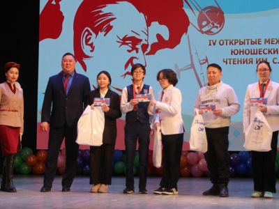 Авиакомпания «Якутия» наградила юных исследователей космоса