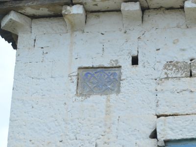 Камни с эпиграфическими надписями и кораническими изречениями, резные камни с растительными и геометрическими орнаментами (9 ед.)