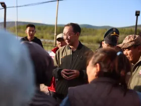 Глава Якутии встретился с жителями пострадавших от паводка сел в Оймяконском районе