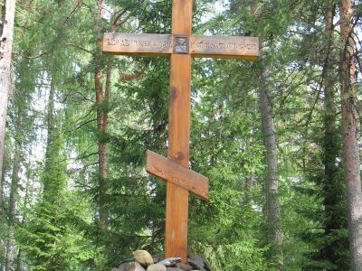 Поклонный крест на перекрестке дорог