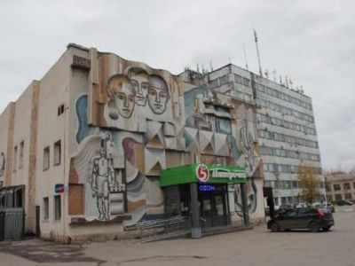 Произведение монументального искусства - мозаичное панно «Строители», расположенное на фасаде здания строительного Треста № 25. Художники-монументалисты: Б.А.Кураго, Г.В.Суздальцева, Н.В.Пашкова, В.С.Ларионова