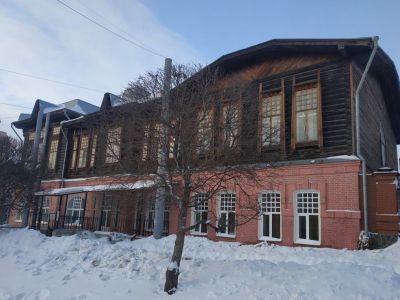 Двухэтажный полукаменный лечебный корпус