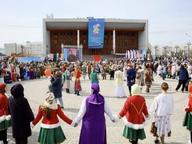 В Якутске чествовали трудовые династии, лауреатов премии и ветеранов профсоюзного движения