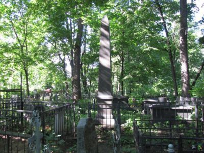 Надгробие Карпа Ивановича Рахманова (1826–1895) и Ксении Георгиевны Рахмановой (1834–1874)