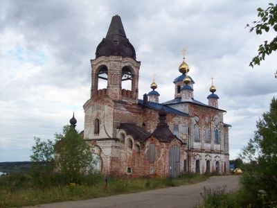 Здание бывшей каменной церкви в с. Онежье Княжпогостского района
