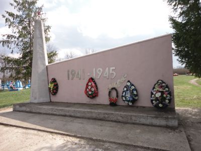 Братская могила 2 неизвестных советских воинов, погибших в боях с фашистскими захватчиками