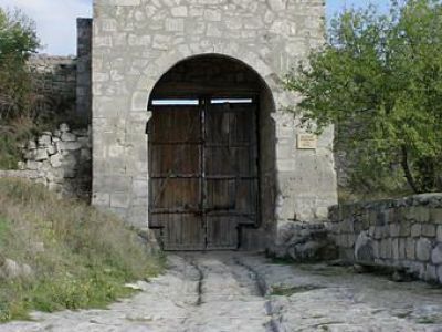 Восточная стена крепости с большими воротами