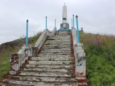 Обелиск на братской могиле погибших катерников (похоронен Герой Советского Союза С. Ковалев)