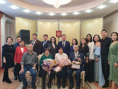 Две семьи из Хангаласского района Якутии награди знаком «Семейная доблесть»