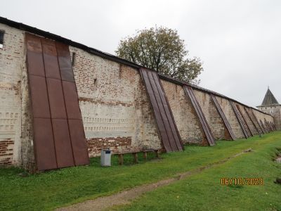 Прясло крепостной стены Успенского монастыря между Свиточной башней и церковью Преображения Господня над Водяными вратами