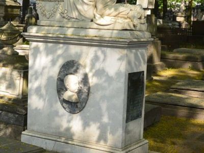 Надгробие детей Демидовых А.Н. и Н.Н.