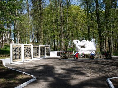 Мемориальный комплекс на братской могиле советских воинов, погибших в январе 1945 года (ск. А.В. Марков, М.Д. Дуниман)