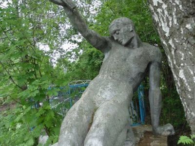 Памятник И.Б. Кирееву,  поставлен в 1972 г.,  работа скульптора  С.С.Семенова