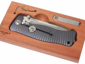 Нож складной LionSteel SR1 V (VIOLET), сталь Sleipner Satin Finish, рукоять титан по технологии SOLID®, фиолетовый
