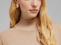 Джемпер с воротником-стойкой и спущенным плечом