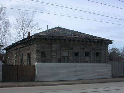 Жилой дом с лавкой и флигелем