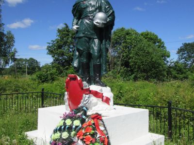 Братская могила 369 воинов Советской Армии, погибших в 1941-1943 гг. при освобождении района от немецко-фашистских захватчиков. Установлена скульптура