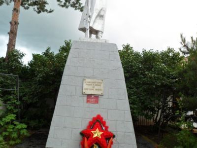 Памятник землякам, погибшим в годы гражданской войны за власть Советов