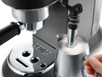 Кофеварка рожковая De'Longhi Dedica EC685.BK (Black)