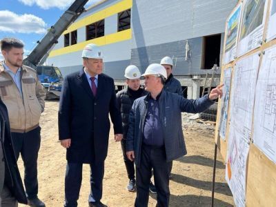 Альберт Семенов совершил объезд строящихся социальных объектов в селе Хатассы