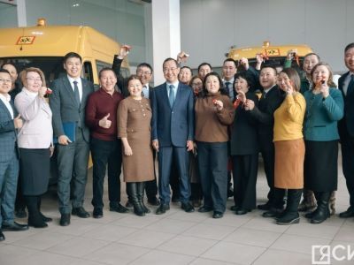 Двадцать новых автобусов передали школам и колледжам в Якутии