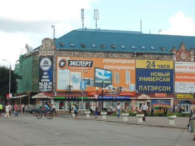 Здание бывш. гостиницы  «Россия» (ныне – гостиница «Сура»), где 4-6 августа 1918 года проходила первая  Пензенская  губернская партийная конференция, в 1918 – начале 1920-х годов размещался  Пензенский горком РКП(б)