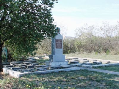 Братская могила советских воинов