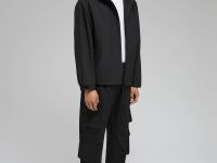 Ветровка с капюшоном