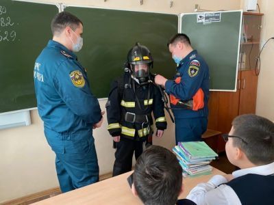 Сотрудники МЧС Якутии провели открытые уроки по безопасности жизнедеятельности