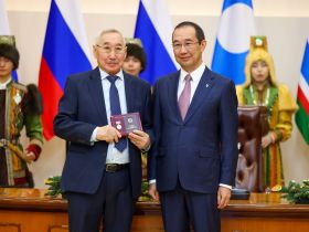 Айсен Николаев вручил государственные награды отличившимся якутянам
