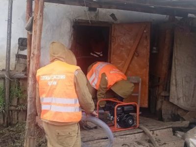 В селе Боронук спасатели мотопомпами откачивают воду в домах