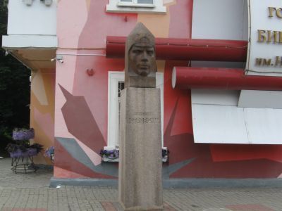 Бюст советского писателя  Н.А. Островского. Гранит. Скульптор А.Г.Саушкин