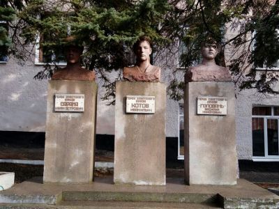 Бюст Героя Советского Союза В.Н. Голованя (1924 - 1944)