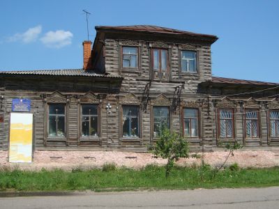 Деревянный двухэтажный жилой дом