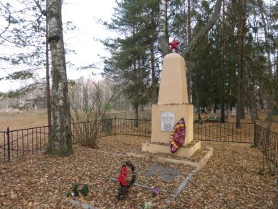 Братская могила советских воинов, погибших в боях с немецко-фашистскими захватчиками в 1943 г.