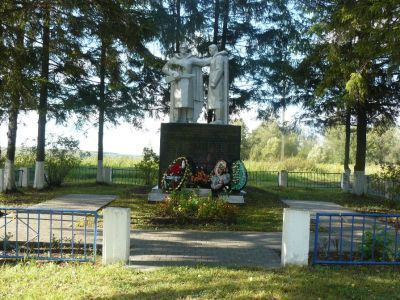 Братская могила с захоронением воинов, погибших в период Великой Отечественной войны 1941-1945 гг.