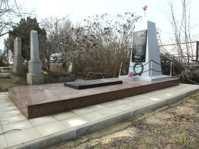 Братская могила 14 советских воинов, погибших в боях с фашистскими захватчиками