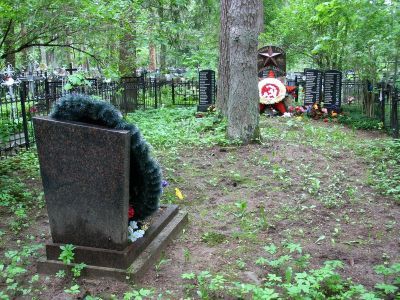 Братское захоронение советских воинов, погибших в 1941-44 гг. Рядом – участок, где захоронены местные жители, погибшие от рук фашистов за связь с партизанами, в том числе партизанский разведчик Коля Подрядчиков, именем которого названа улица в г. Гатчине