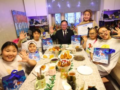 Школьнице из Якутска передали подарок от Айсена Николаева